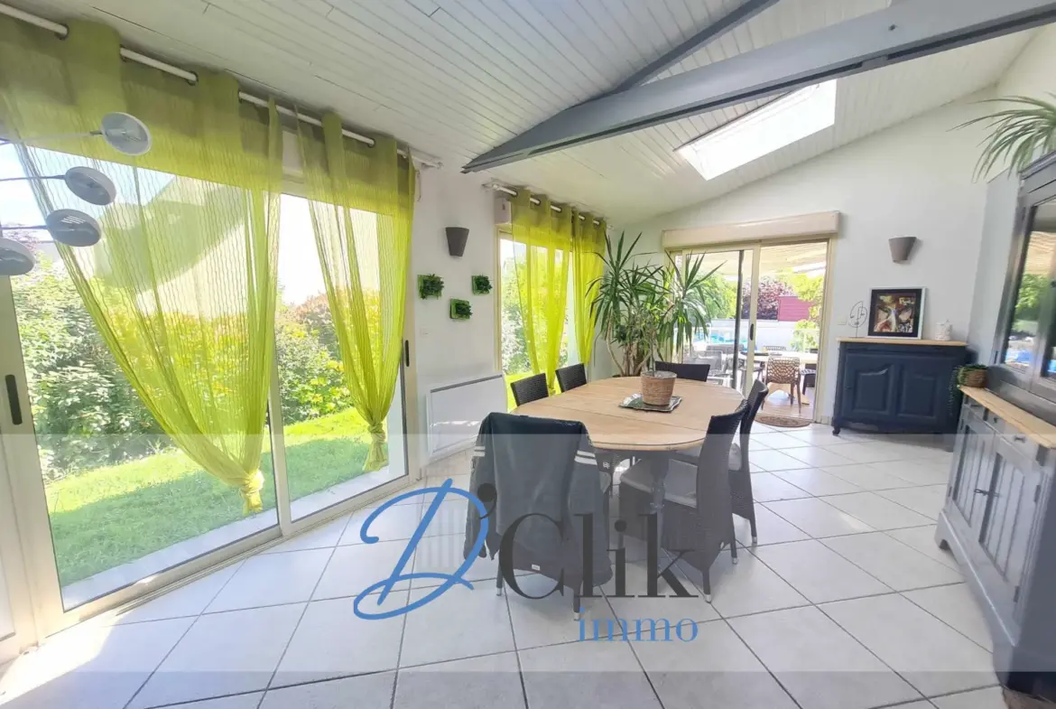 Maison à vendre à Changé avec piscine et jardin 