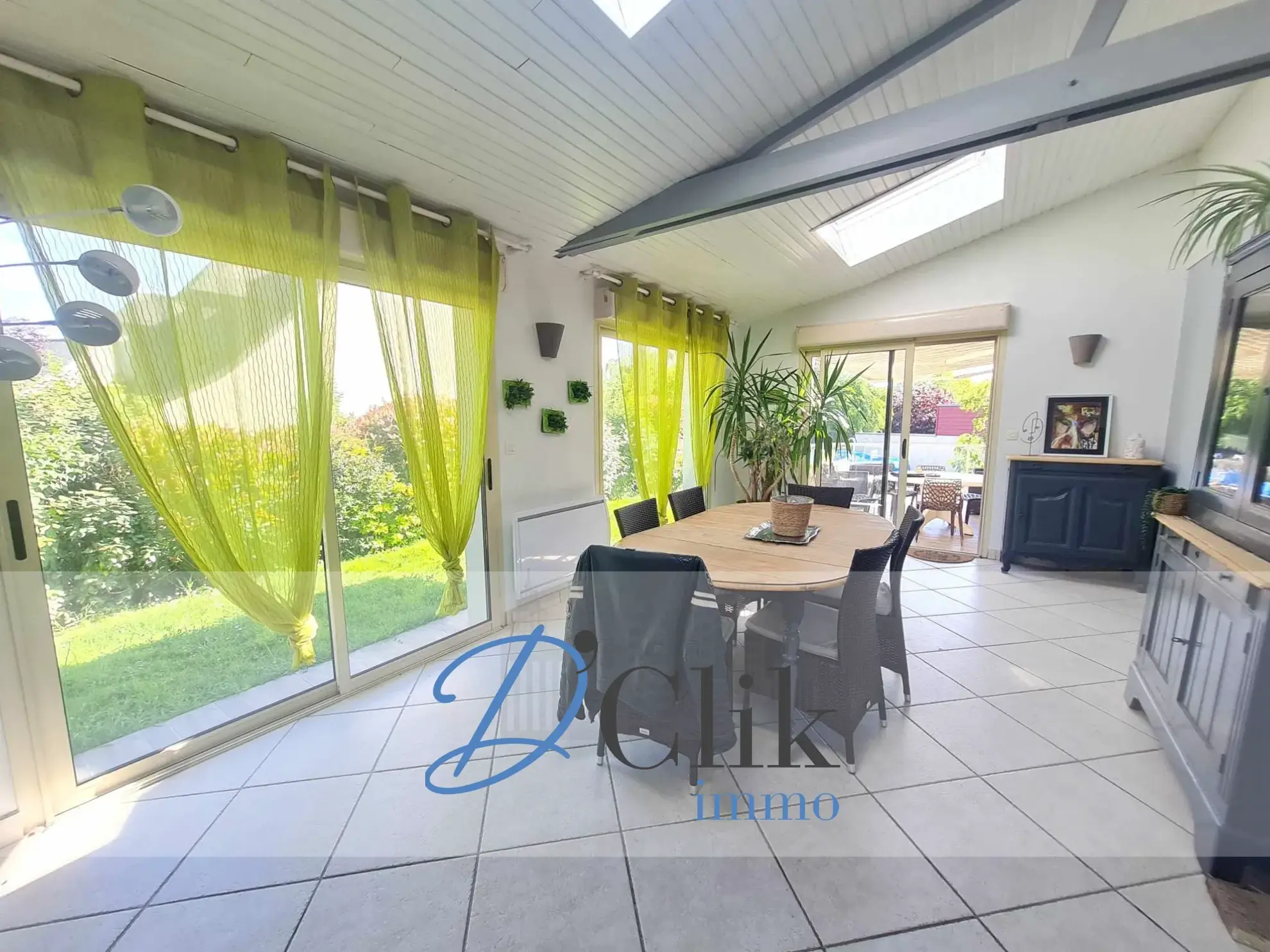 Maison à vendre à Changé avec piscine et jardin 