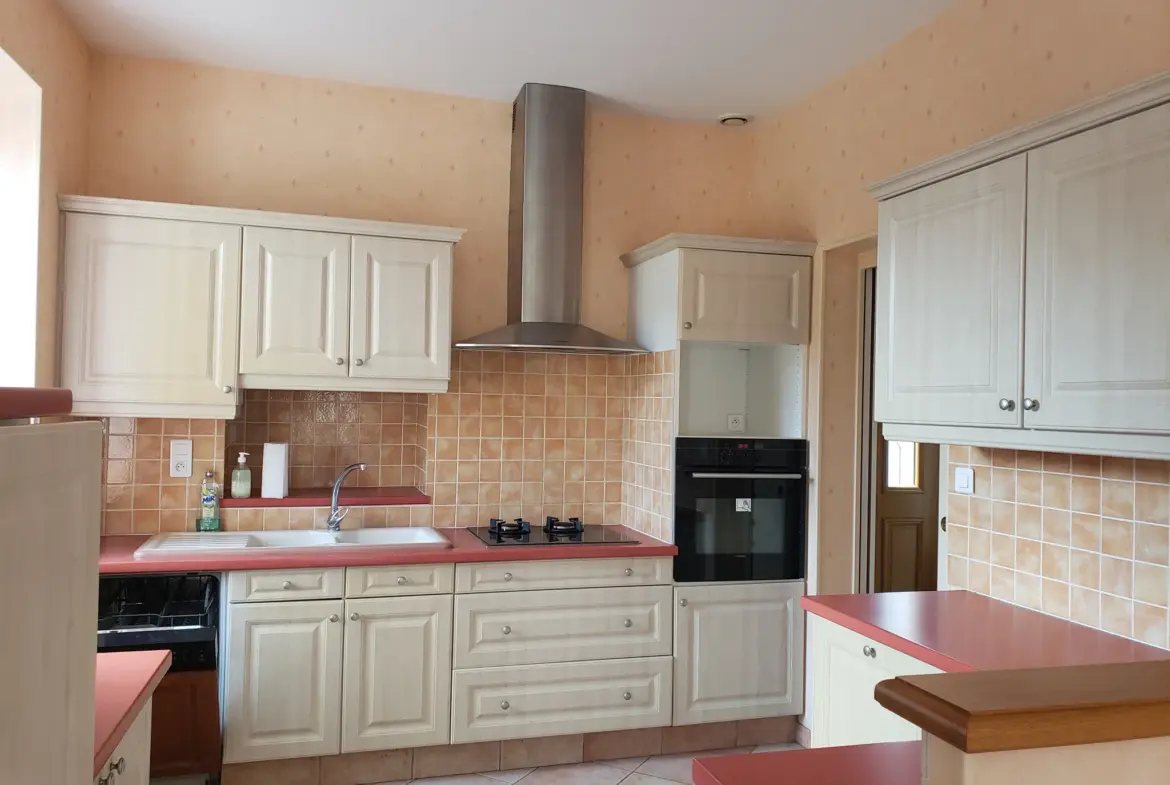 Maison spacieuse à vendre à Sées - 174 m² avec 4 chambres et jardin 
