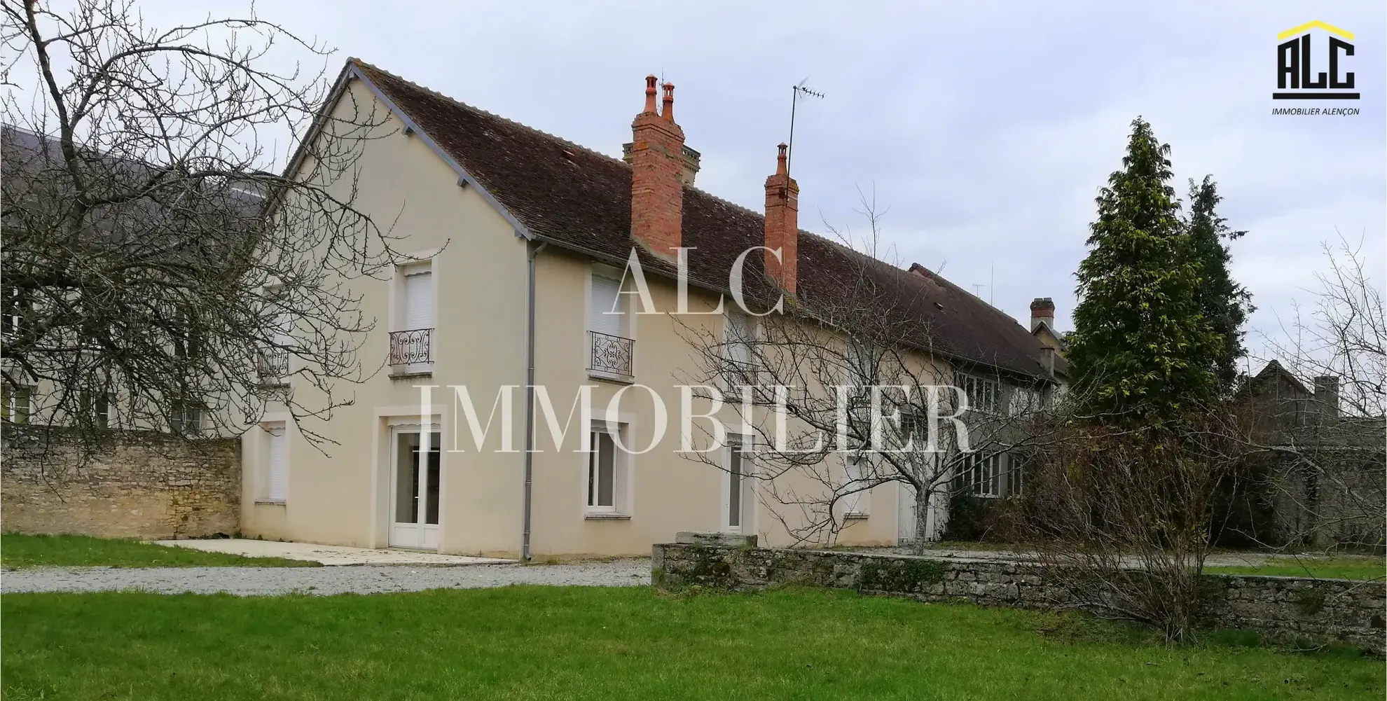 Maison spacieuse à vendre à Sées - 174 m² avec 4 chambres et jardin 