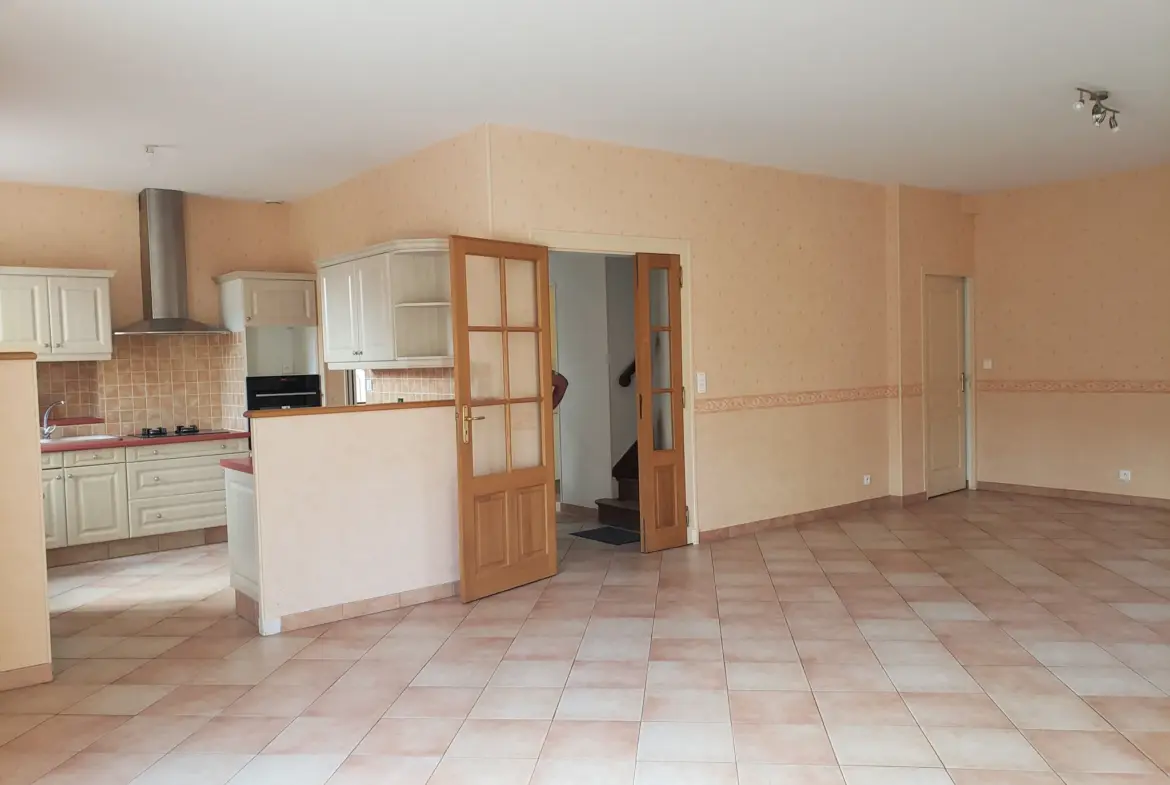 Maison spacieuse à vendre à Sées - 174 m² avec 4 chambres et jardin 