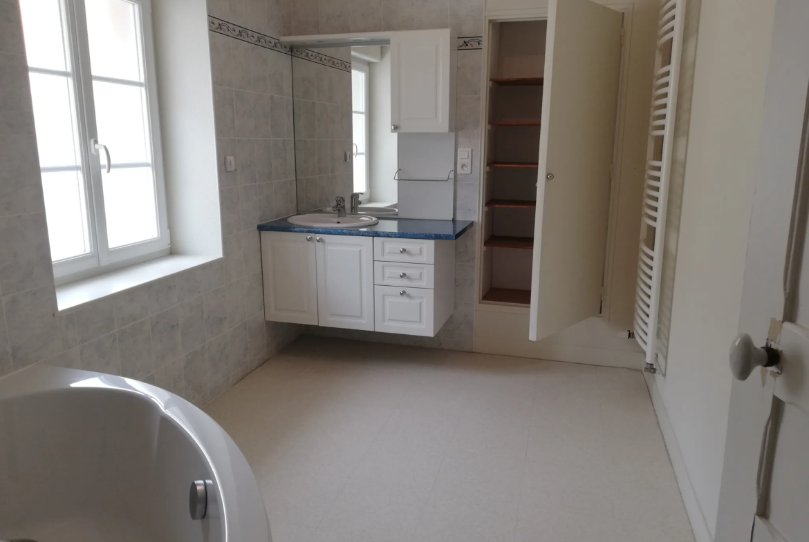Maison spacieuse à vendre à Sées - 174 m² avec 4 chambres et jardin 