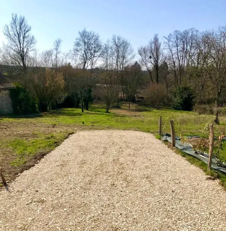 Terrain à bâtir de 1940 m² en bordure de rivière à Arceau, proche de Dijon 