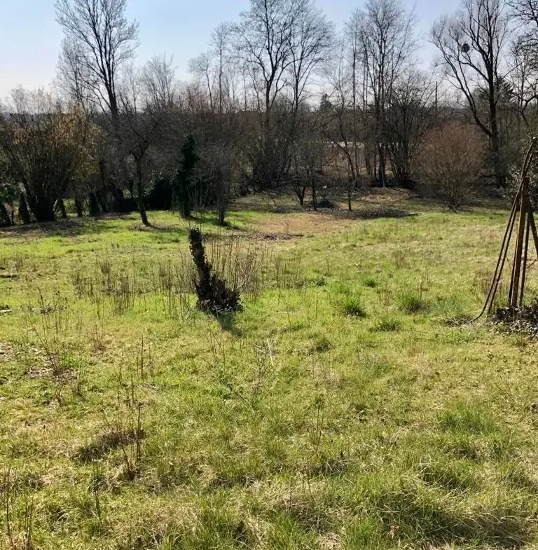 Terrain à bâtir de 1940 m² en bordure de rivière à Arceau, proche de Dijon 