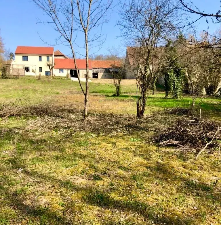 Terrain à bâtir de 1940 m² en bordure de rivière à Arceau, proche de Dijon 