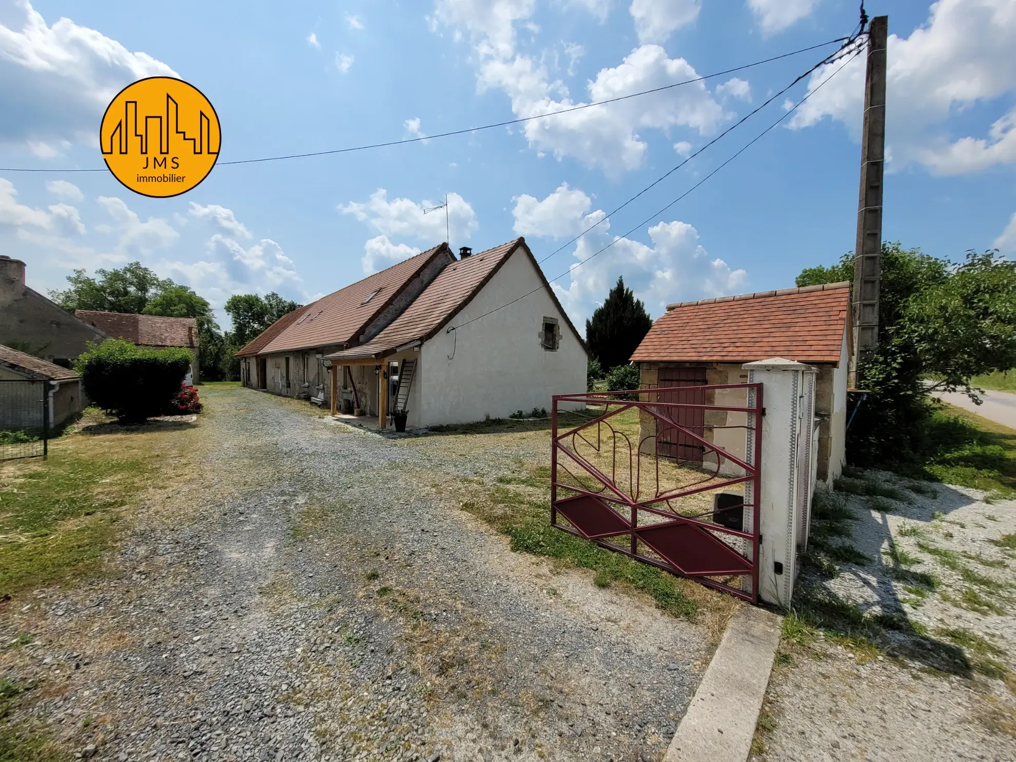 Charmante longère rénovée à vendre à Tronget 