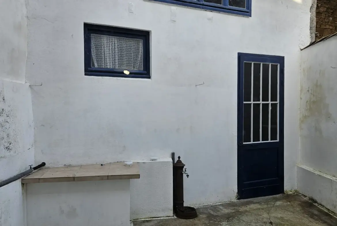 Maison en pierre de 153 m² à Monségur avec dépendances et cour 