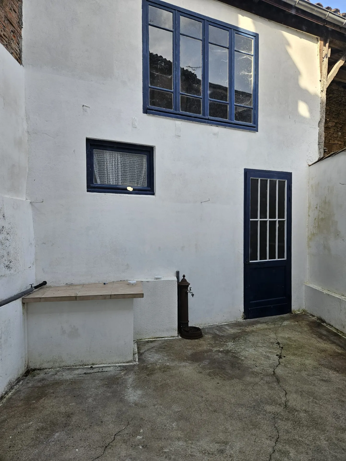 Maison en pierre de 153 m² à Monségur avec dépendances et cour 