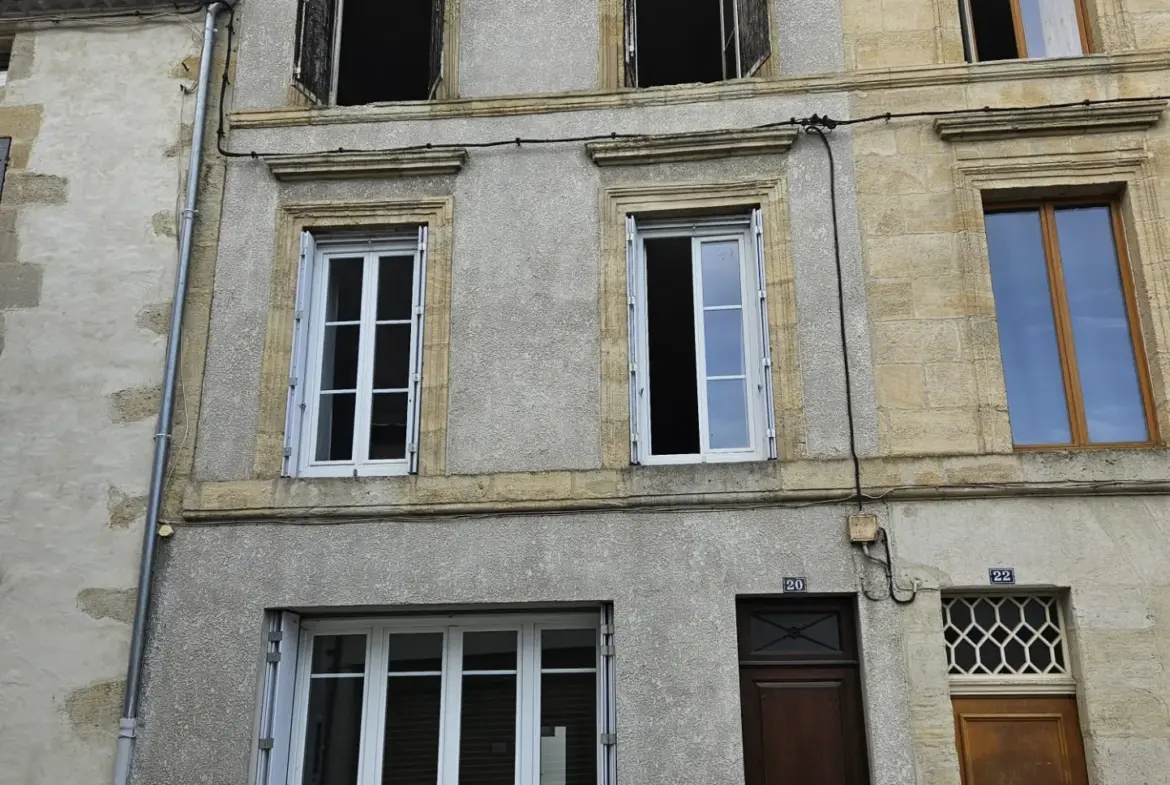 Maison en pierre de 153 m² à Monségur avec dépendances et cour 