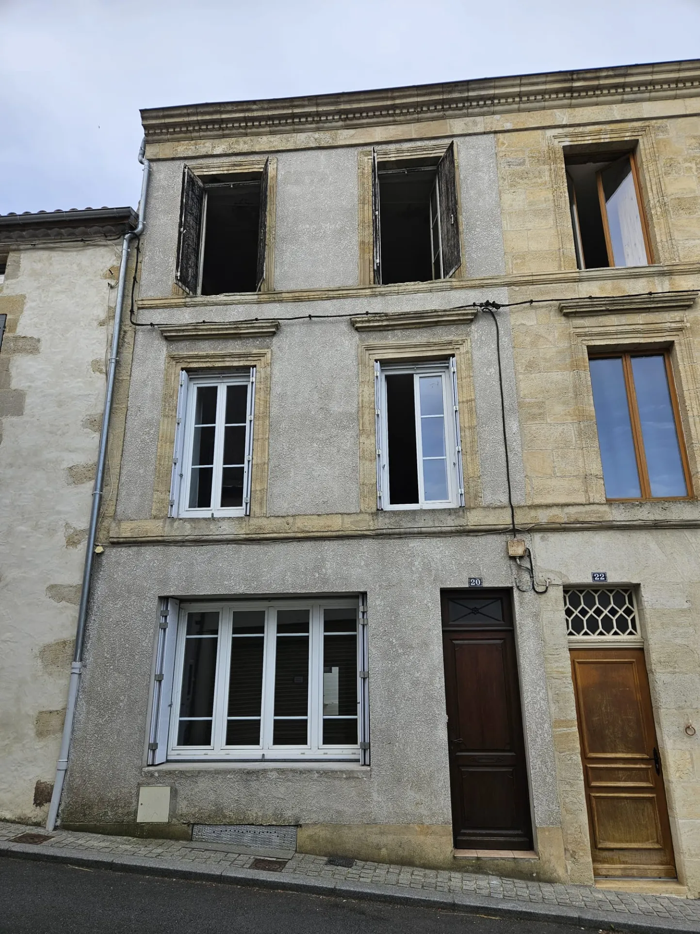 Maison en pierre de 153 m² à Monségur avec dépendances et cour 