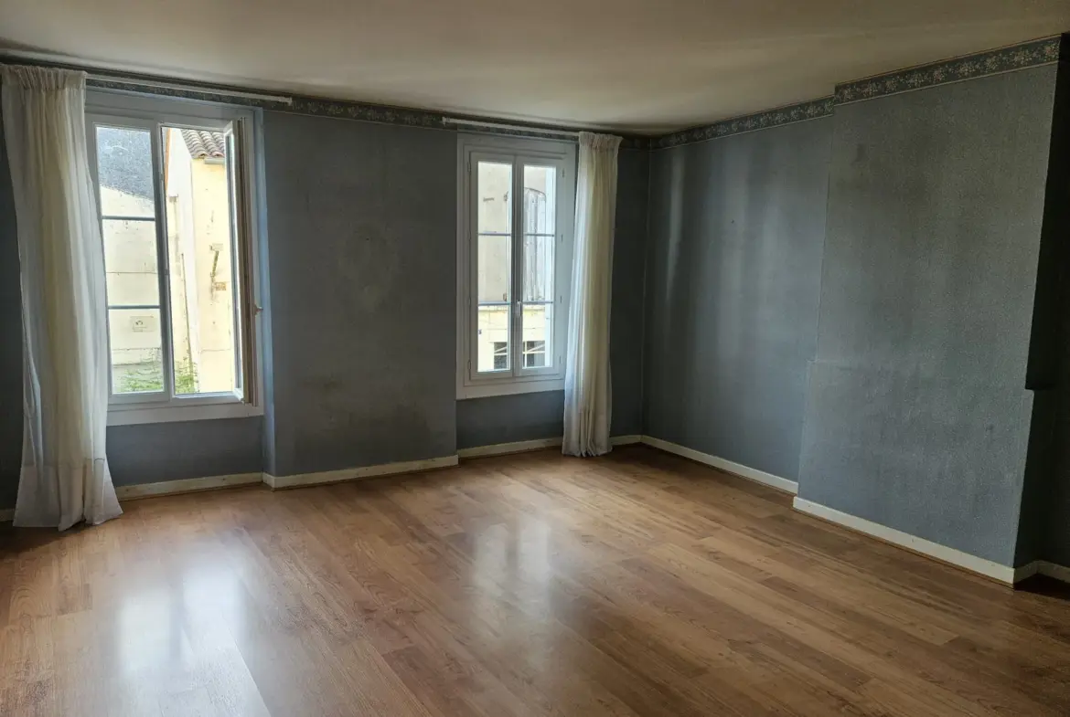 Maison en pierre de 153 m² à Monségur avec dépendances et cour 