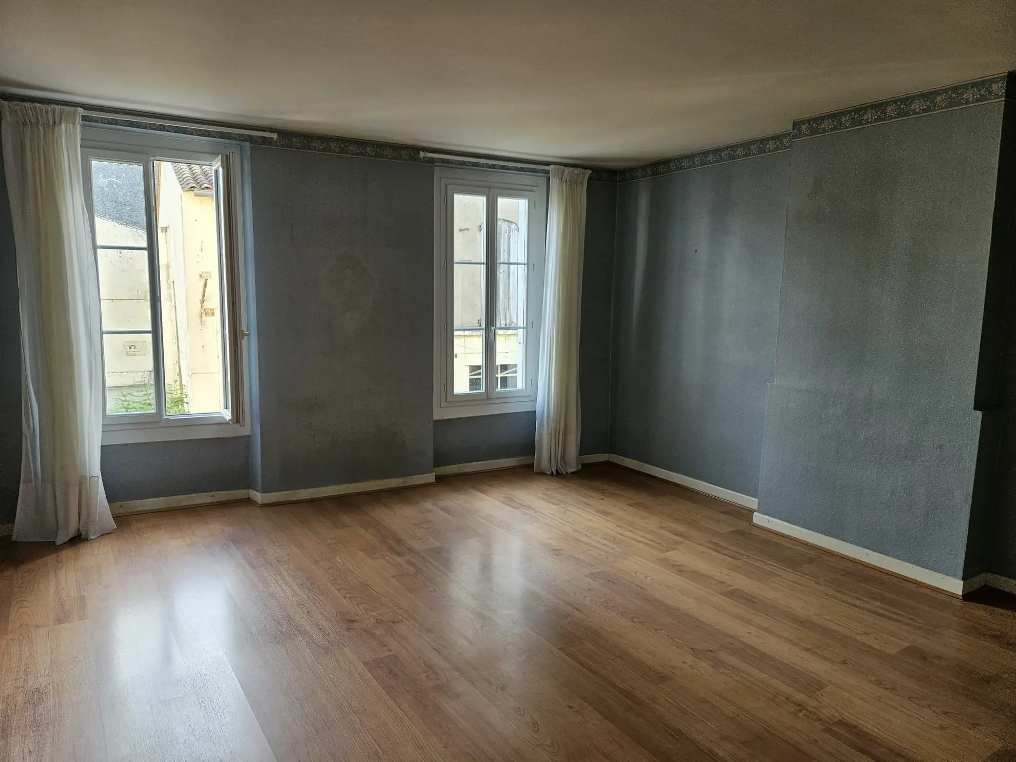 Maison en pierre de 153 m² à Monségur avec dépendances et cour 