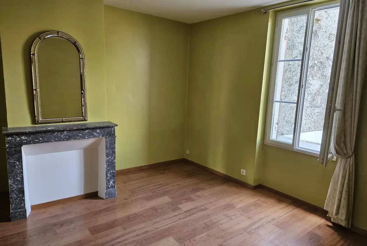 Maison en pierre de 153 m² à Monségur avec dépendances et cour 