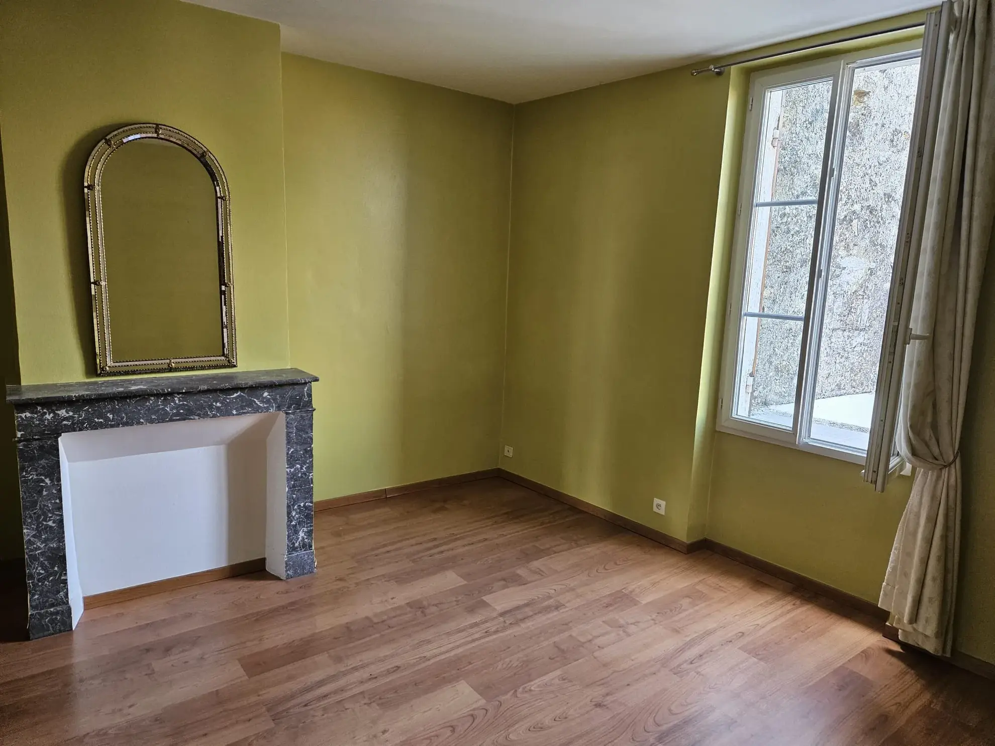 Maison en pierre de 153 m² à Monségur avec dépendances et cour 