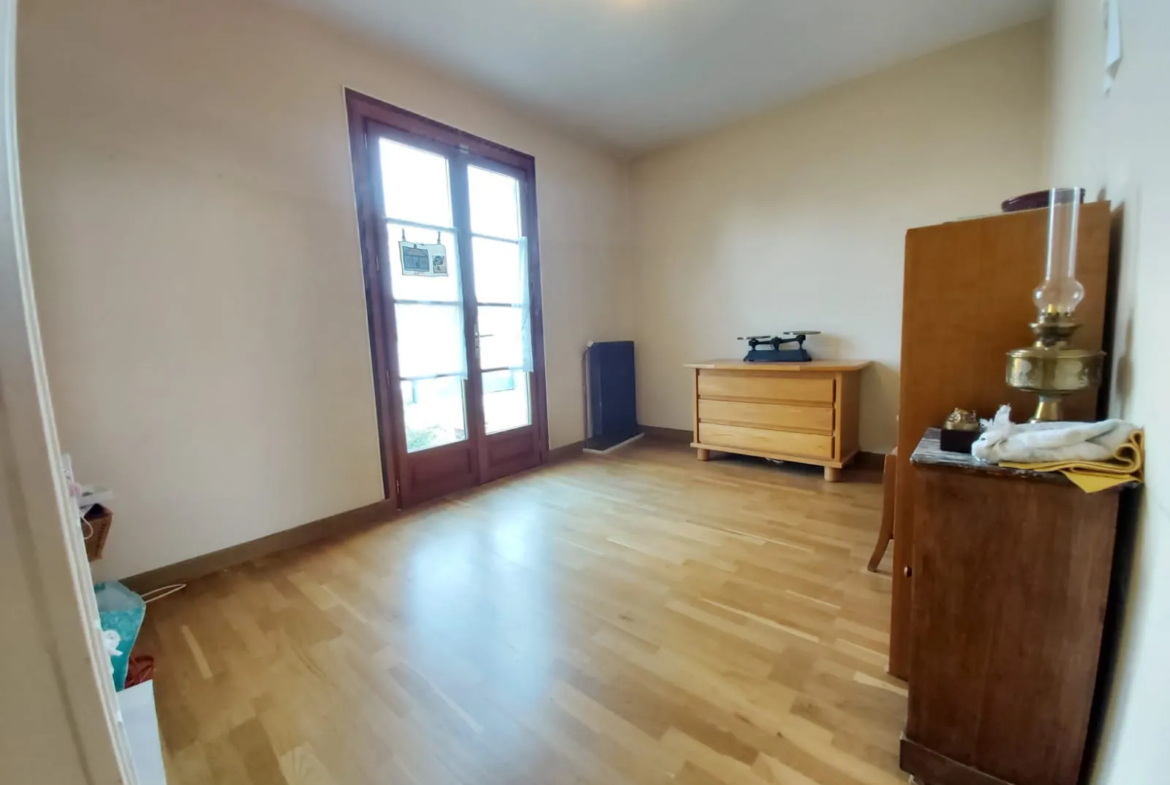 Maison traditionnelle à rénover à Chailly-en-Bière - 542 m2 de terrain 