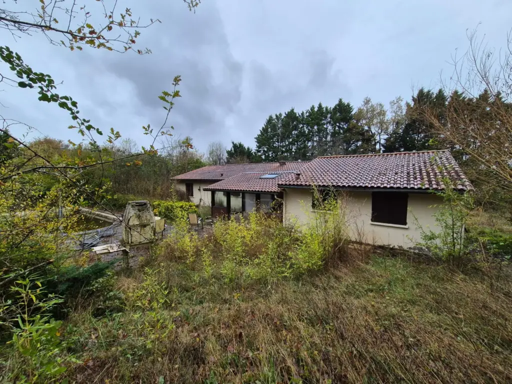 Maison traditionnelle de plain-pied de 175 m² avec piscine à Targon
