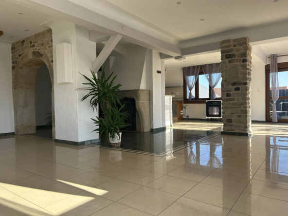 Villa rénovée de 1965 à Epinal avec 2 appartements 