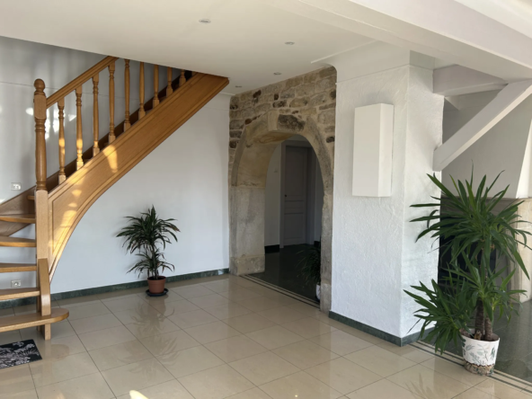 Villa rénovée de 1965 à Epinal avec 2 appartements 