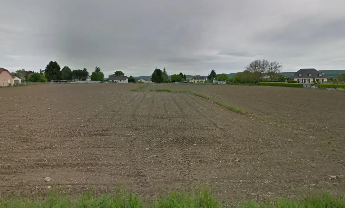 Terrain constructible de 621 m² à Bénéjacq avec vue sur les Pyrénées 