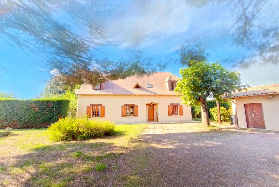 À Prigonrieux, maison à vendre 4 chambres avec piscine et jardin 