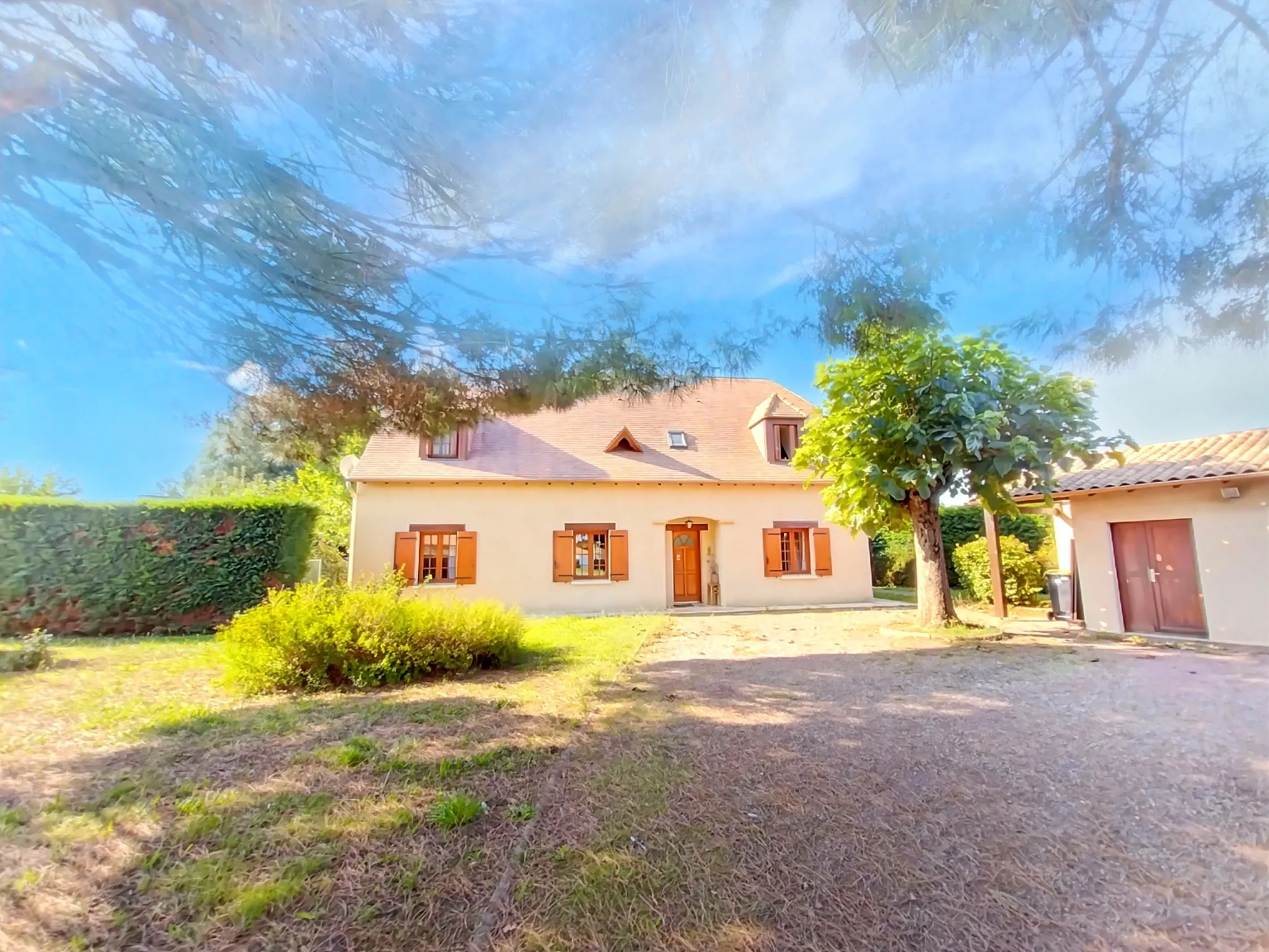 À Prigonrieux, maison à vendre 4 chambres avec piscine et jardin 