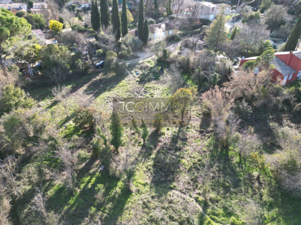 Terrain constructible de 954 m² à Carnoules 