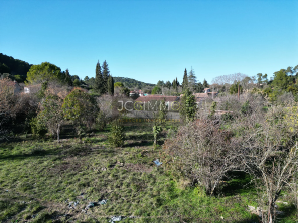 Terrain constructible de 954 m² à Carnoules 