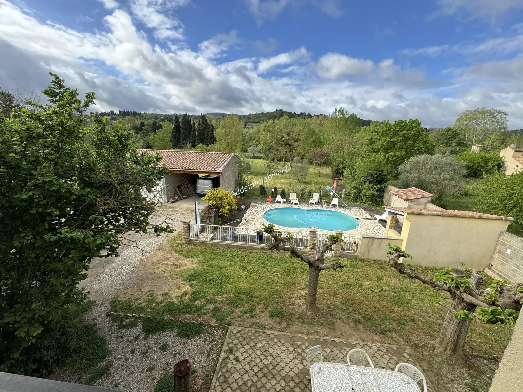 Maison à Limoux avec jardin, garage et piscine 