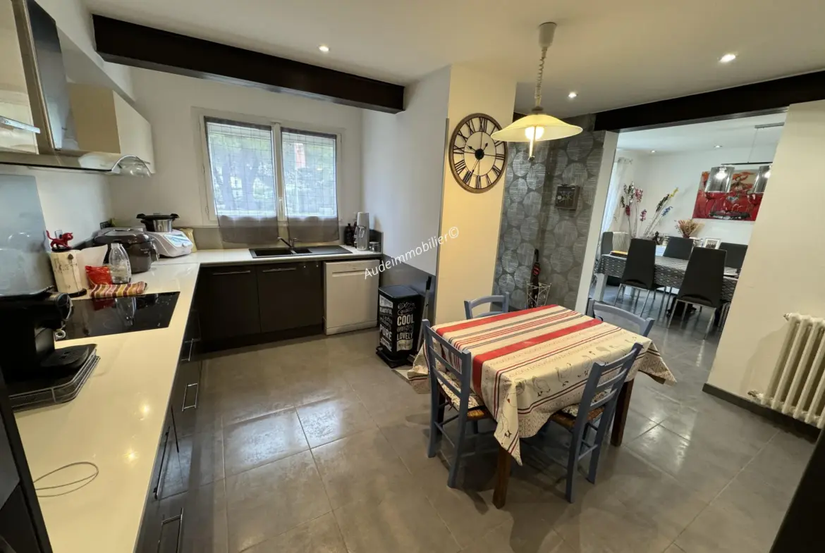 Maison à Limoux avec jardin, garage et piscine 