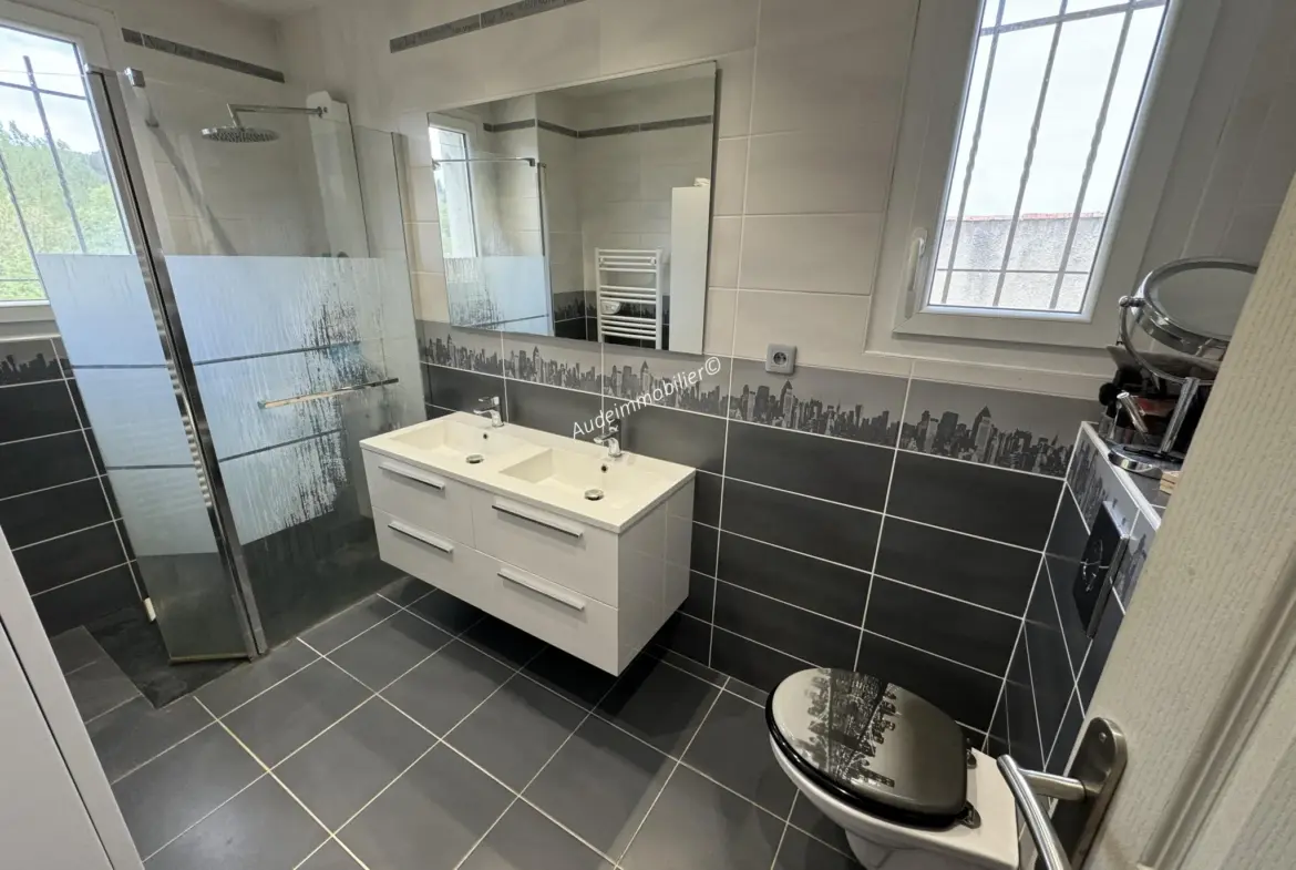 Maison à Limoux avec jardin, garage et piscine 