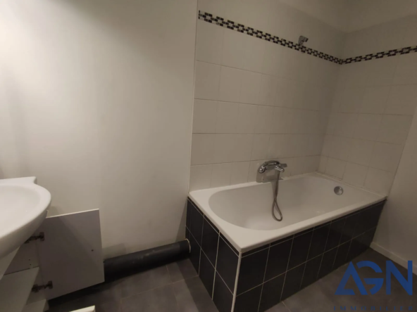 À vendre : Appartement 2 pièces de 55,74 m² avec cour à Béziers 