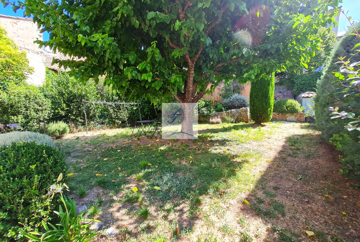 Maison de village à rénover près de Bédoin avec jardin et garage 