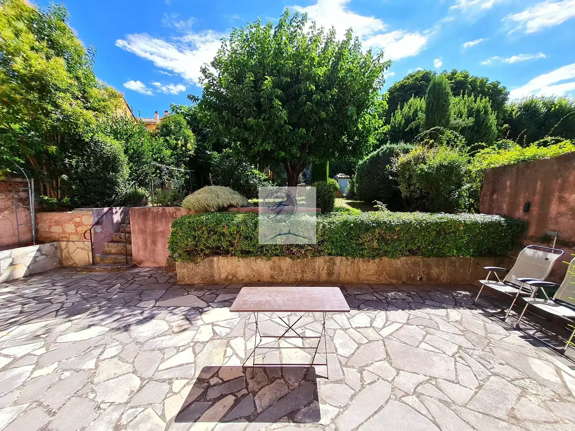 Maison de village à rénover près de Bédoin avec jardin et garage 