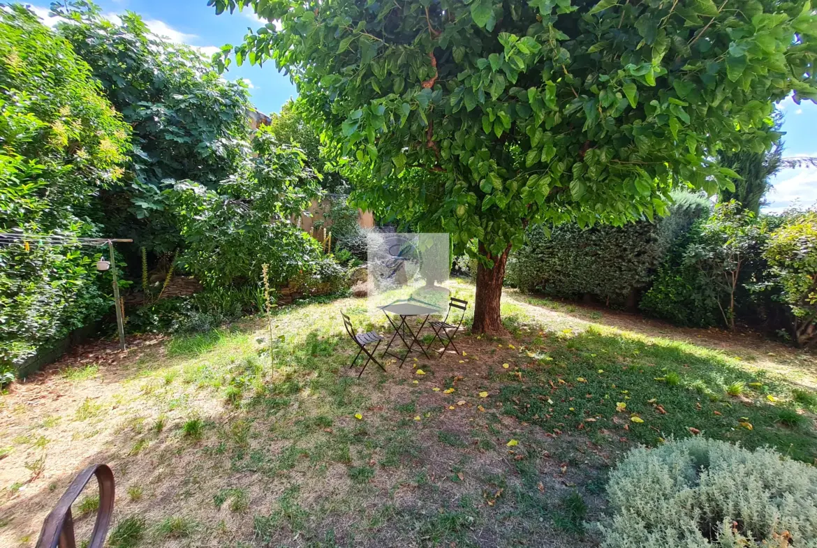 Maison de village à rénover près de Bédoin avec jardin et garage 