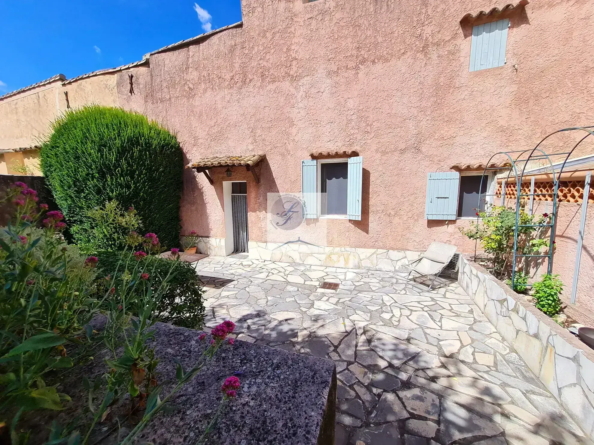 Maison de village à rénover près de Bédoin avec jardin et garage 