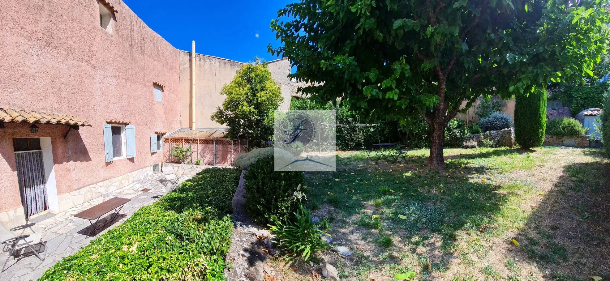 Maison de village à rénover près de Bédoin avec jardin et garage 