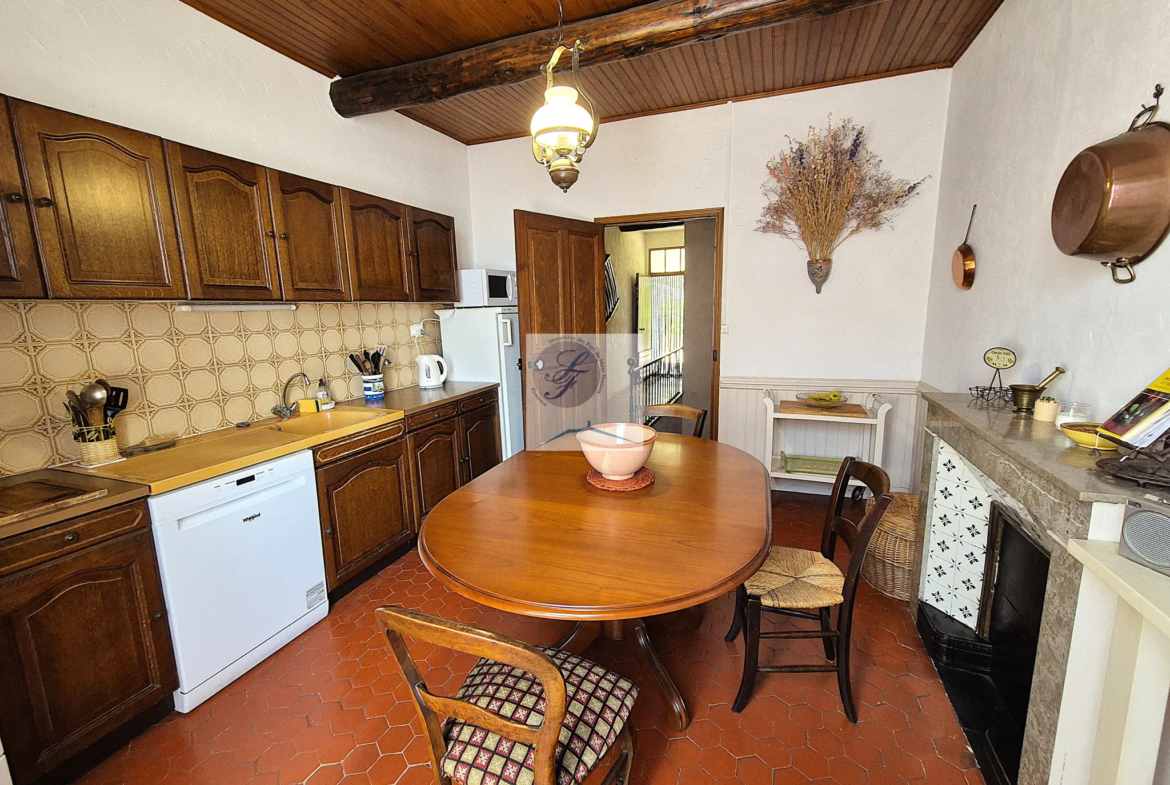 Maison de village à rénover près de Bédoin avec jardin et garage 