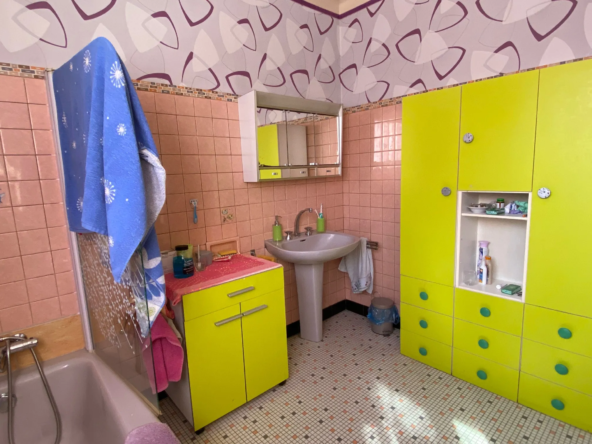 Maison spacieuse avec 2 logements et double garage à Fumel 