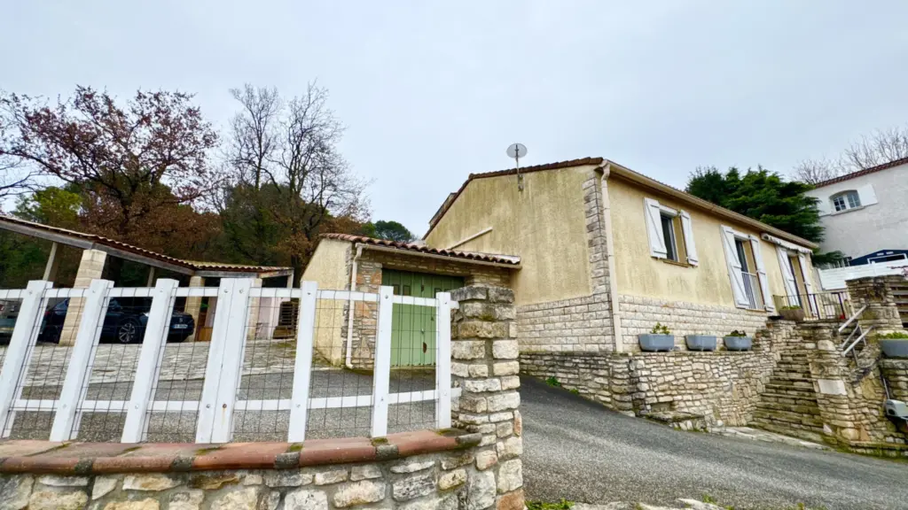 Maison de plain-pied avec piscine et vue panoramique à Mondragon