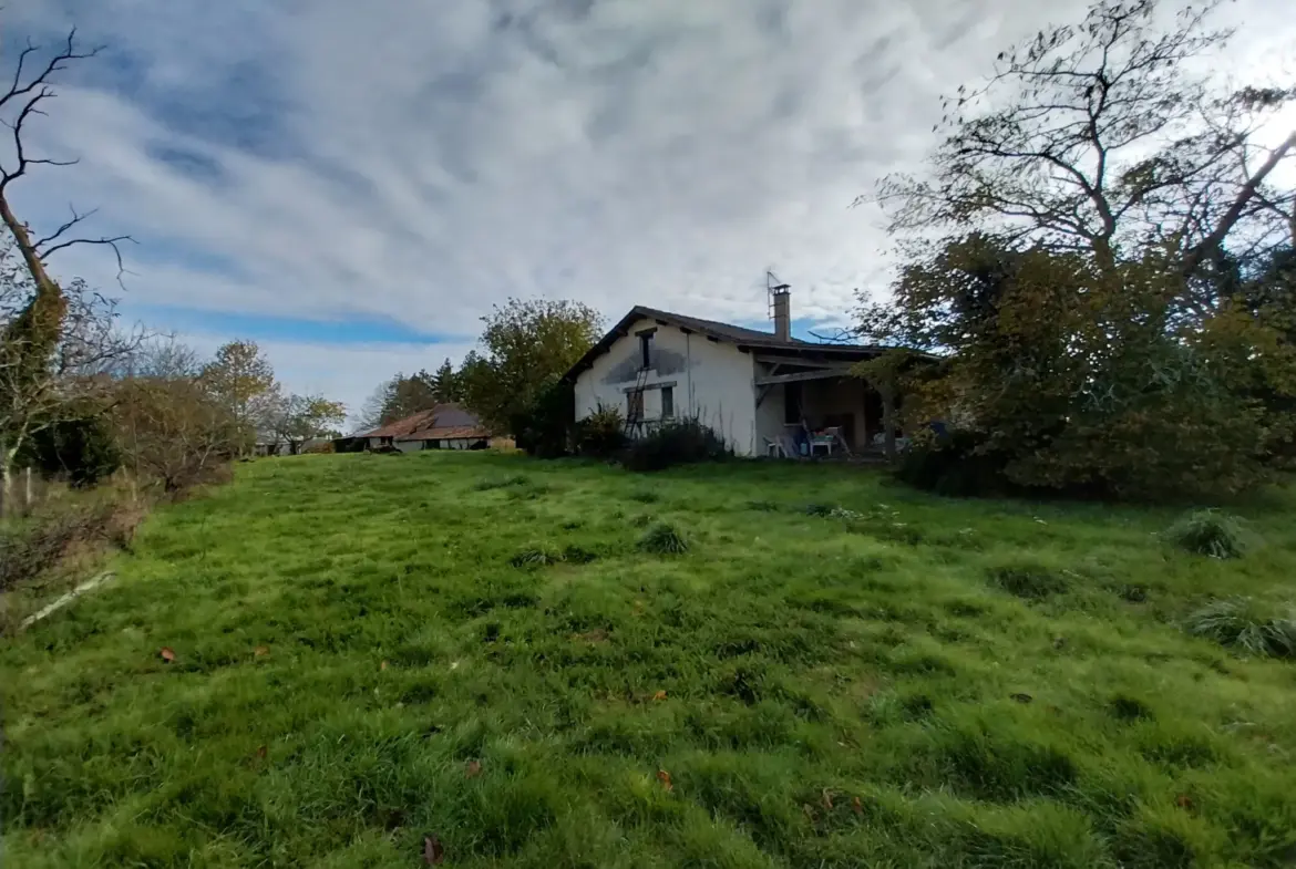 Ensemble immobilier au calme de la campagne sur 13 hectares de terrain 
