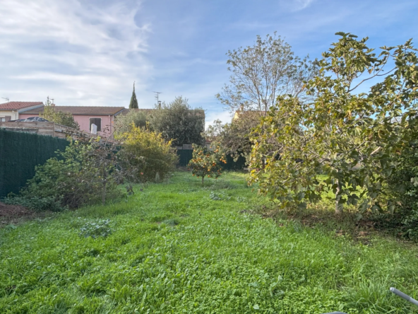 Terrain 4 faces à construire à Thuir - 350m² 