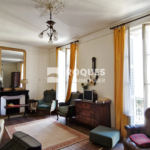 Maison de caractère de 248 m2 avec garages et terrasse à Cornus