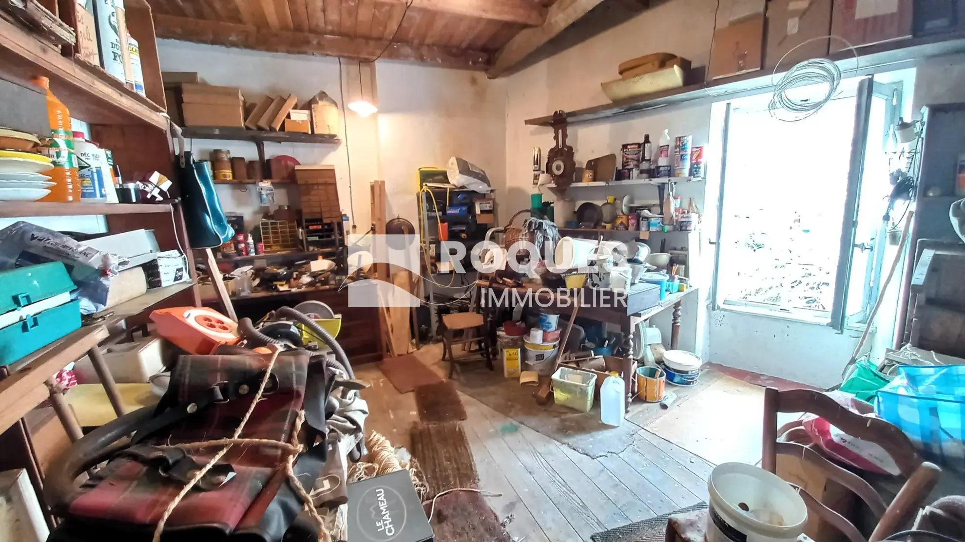 Maison de caractère de 248 m2 avec garages et terrasse à Cornus 