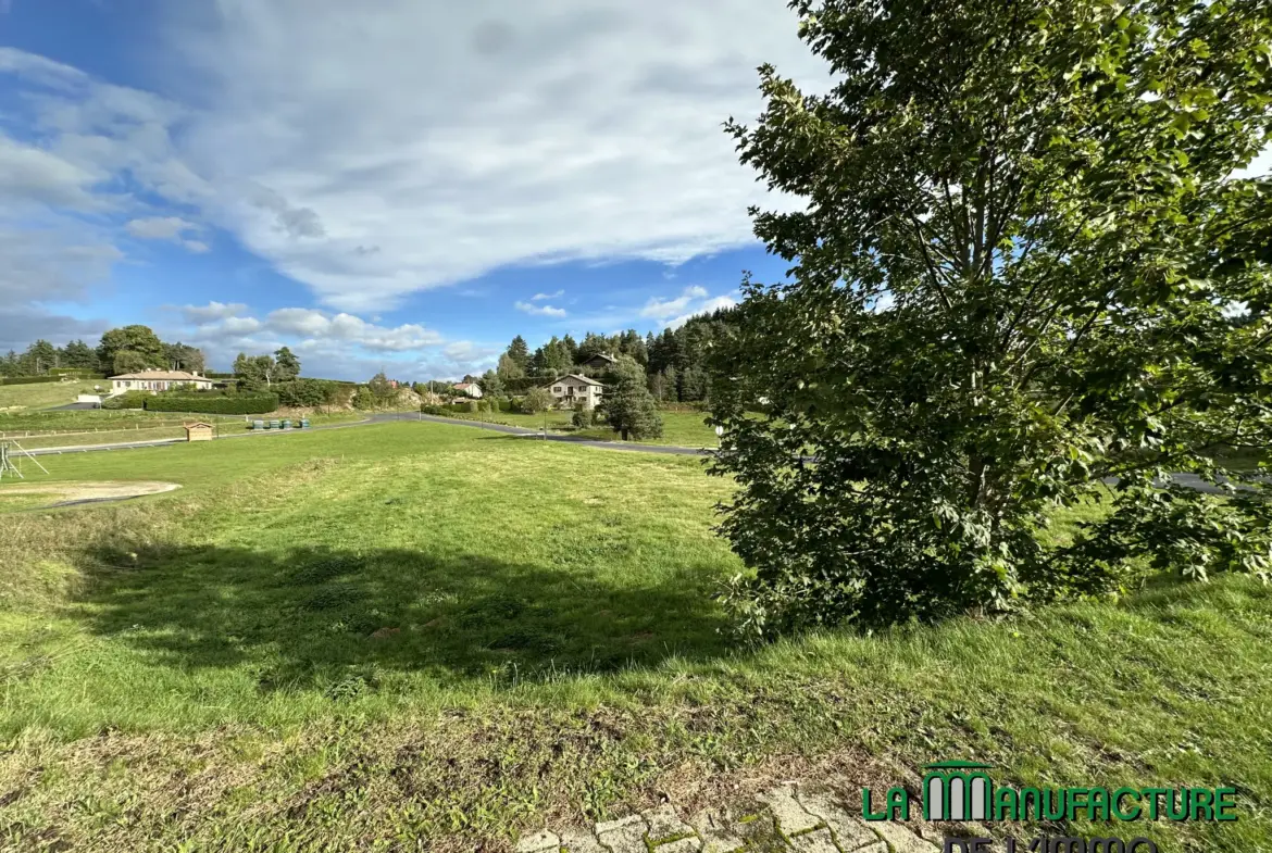 Terrain constructible à Montfaucon-en-Velay de 1574 m² 