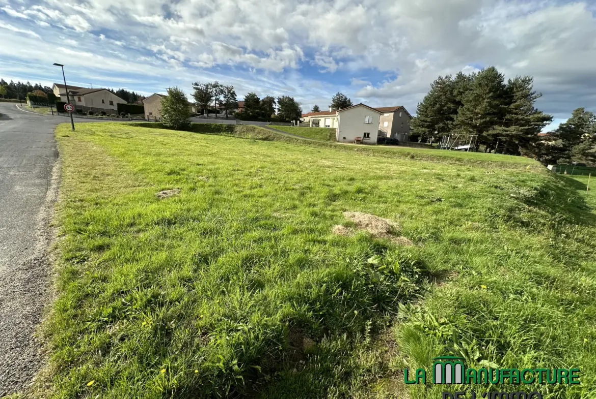 Terrain constructible à Montfaucon-en-Velay de 1574 m² 