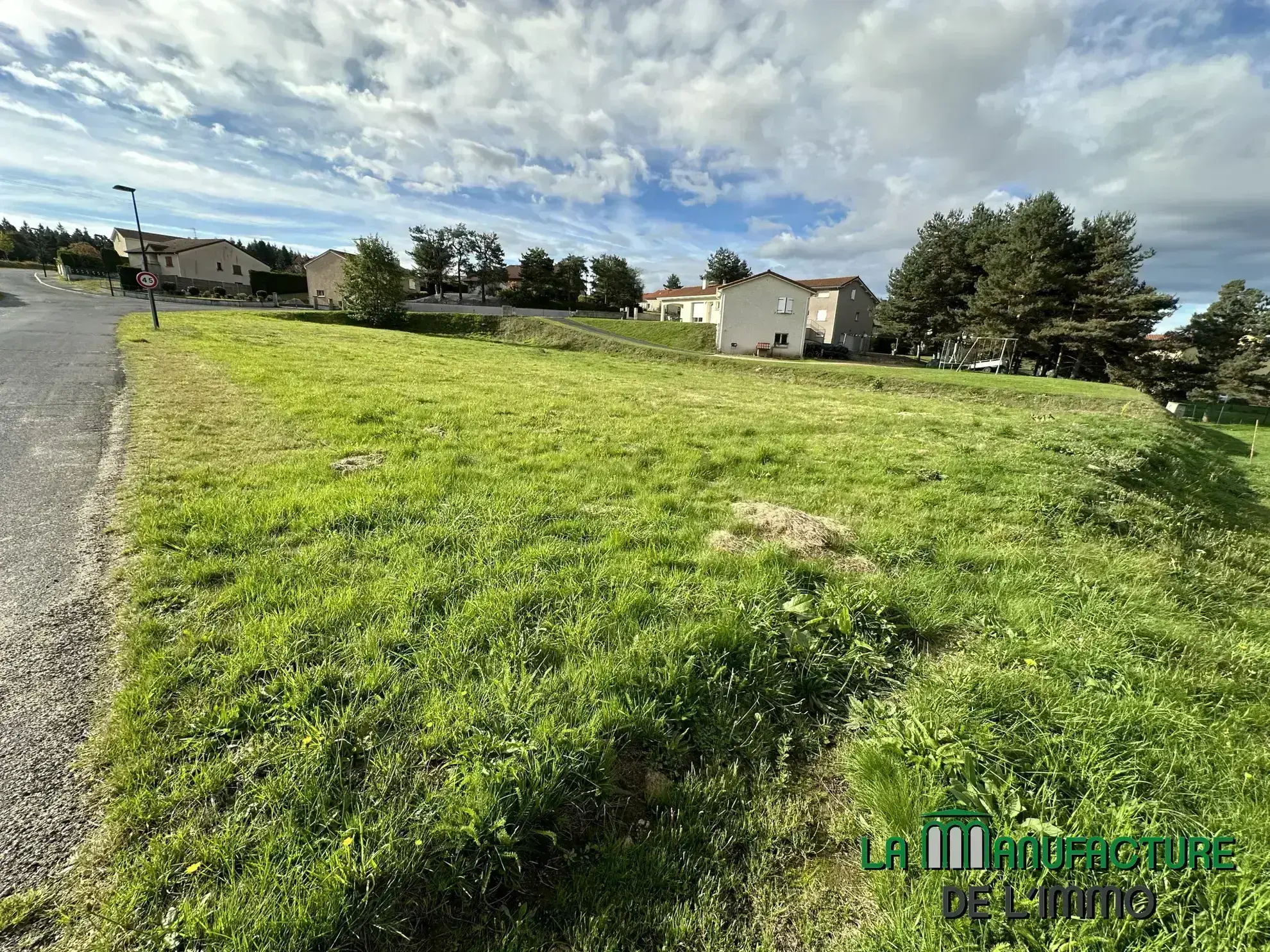 Terrain constructible à Montfaucon-en-Velay de 1574 m² 