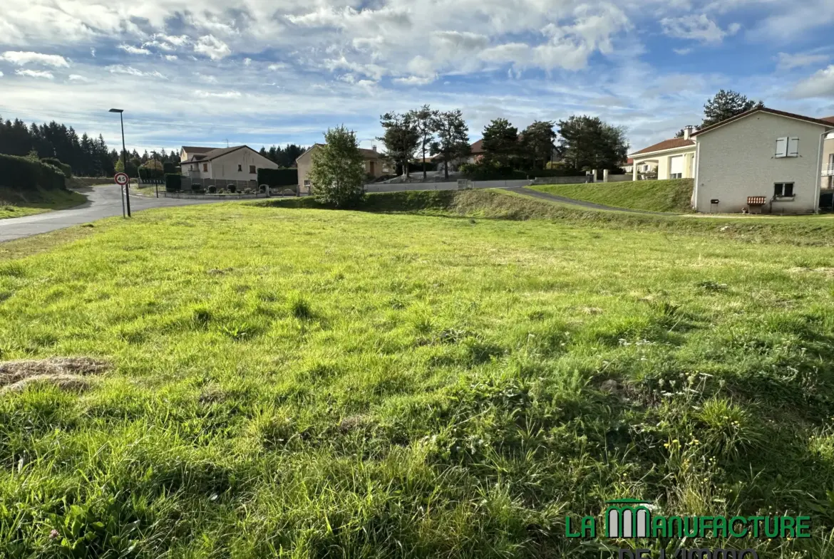 Terrain constructible à Montfaucon-en-Velay de 1574 m² 