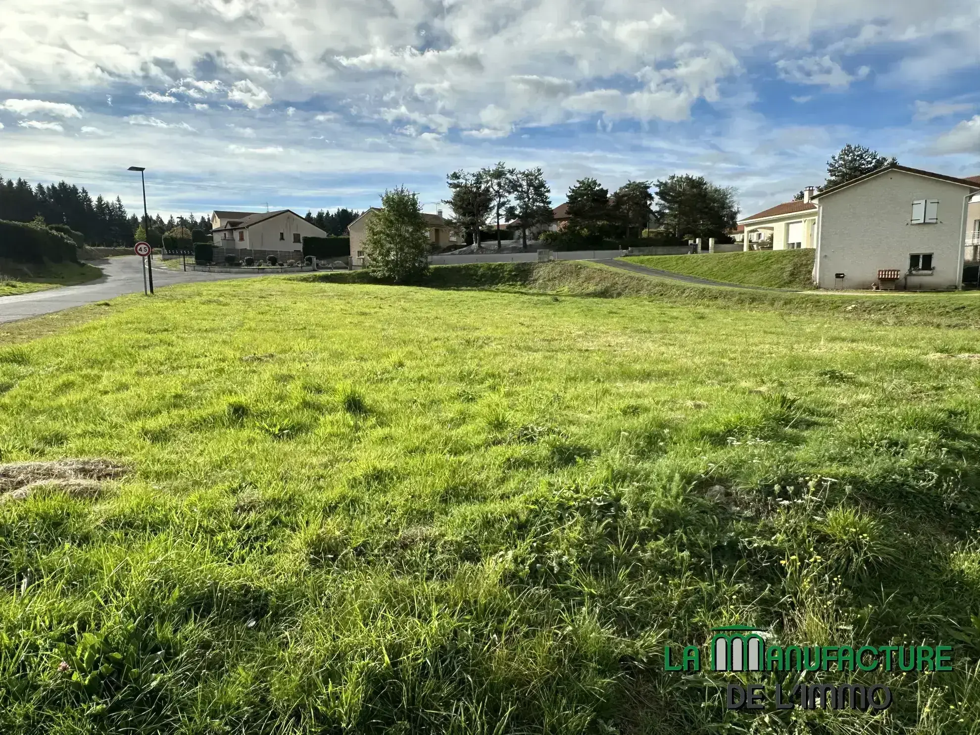 Terrain constructible à Montfaucon-en-Velay de 1574 m² 