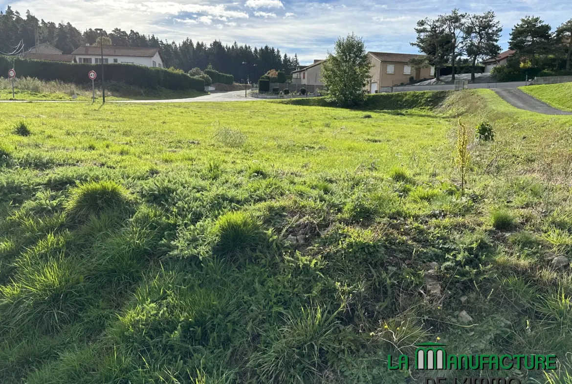 Terrain constructible à Montfaucon-en-Velay de 1574 m² 