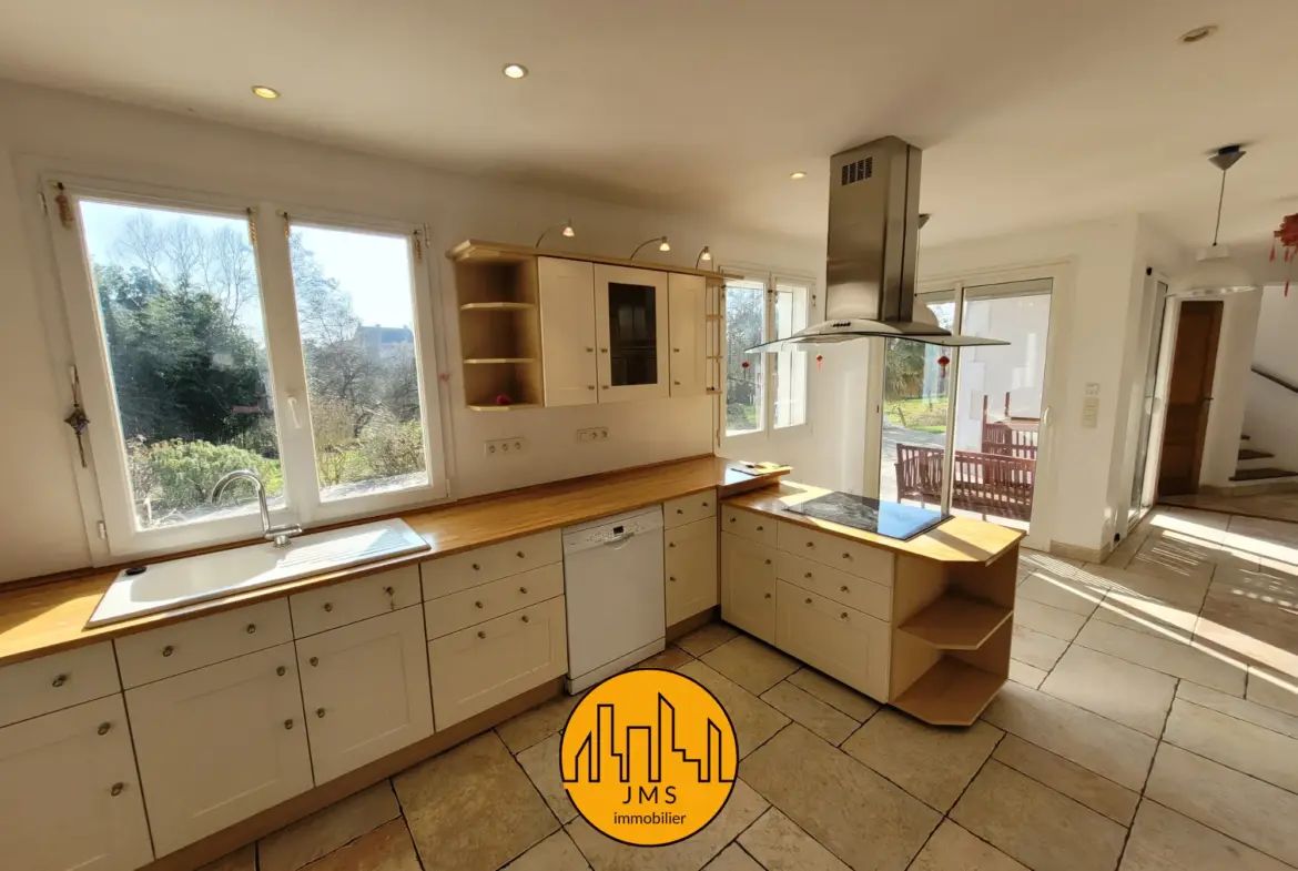 Maison de 220 m² à Lurcy-Lévis - 299000 € 